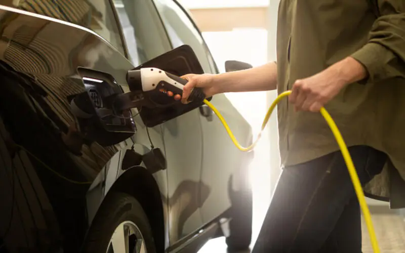 recarregando um carro elétrico