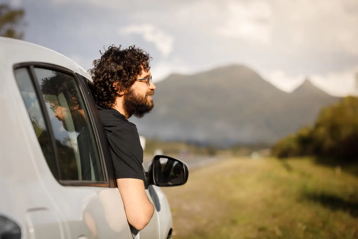 homem viajando de carro