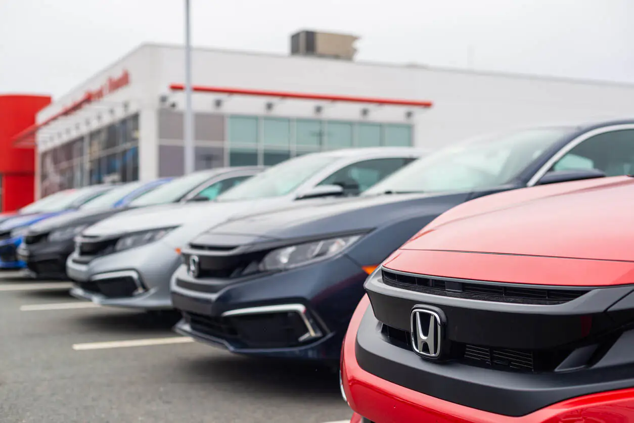 Imagem mostra carros da Honda estacionados 