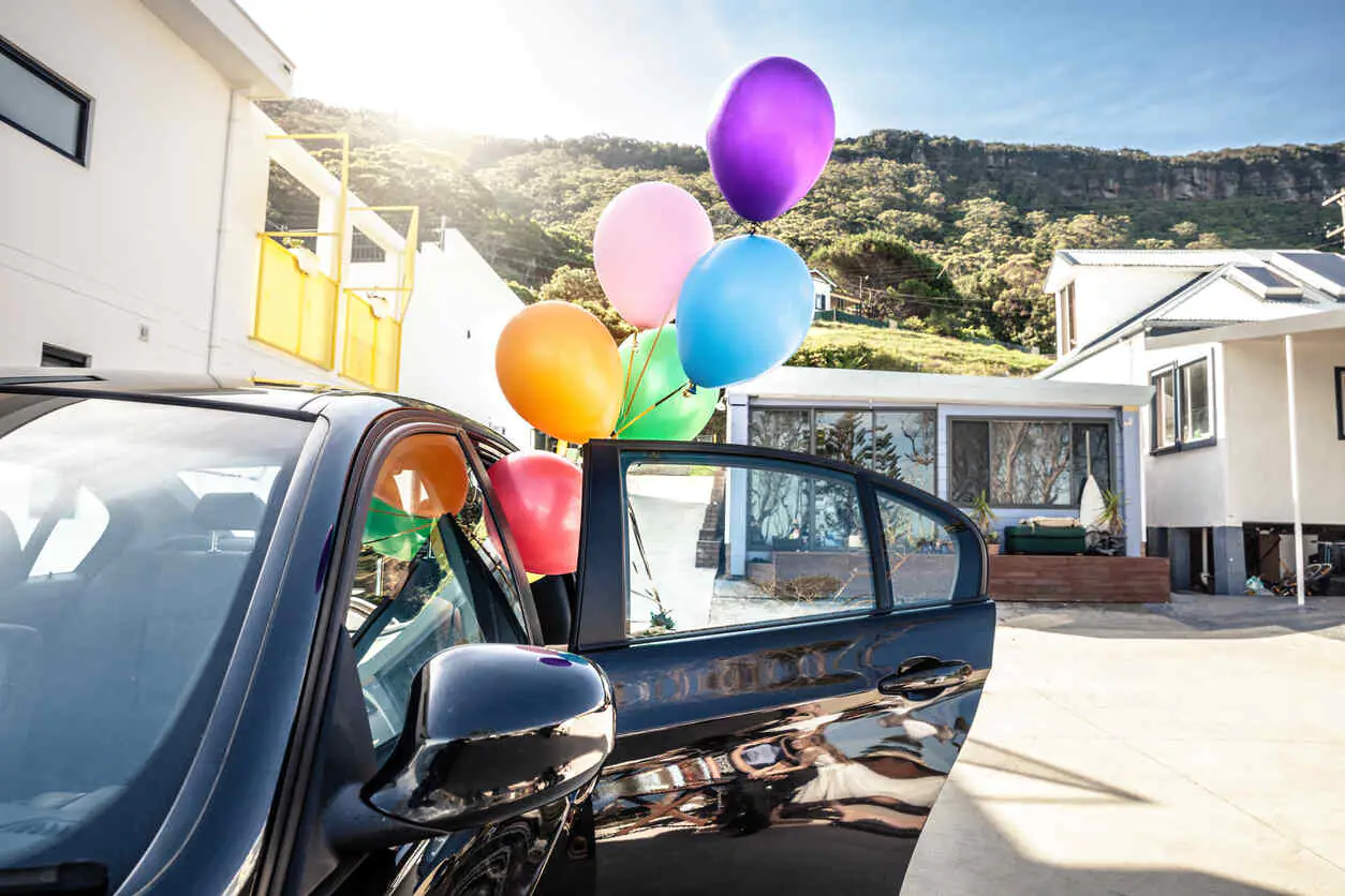 Balões coloridos dentro de um carro