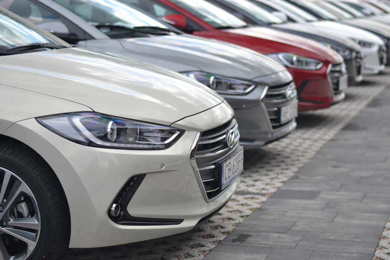imagem mostra frente de veículos Hyundai no estacionamento 