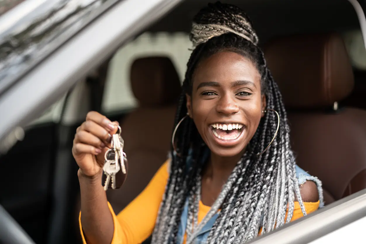 mulher feliz com seu novo carro